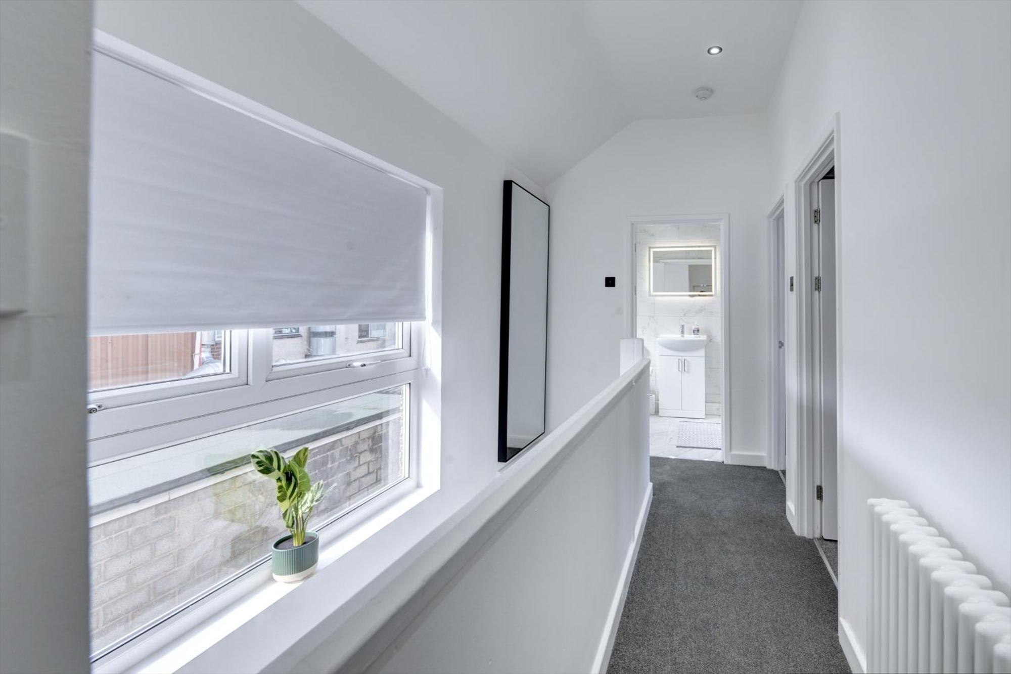 4 Bedrooms Homely House With Garden- Sleeps 9 Comfortably With 6 Comfortable Beds, Free Street Parking, Business Travellers, Contractors, & Holiday-Goers, Coventry, Near All Major Transport Links In Coventry And Motorway Exterior foto