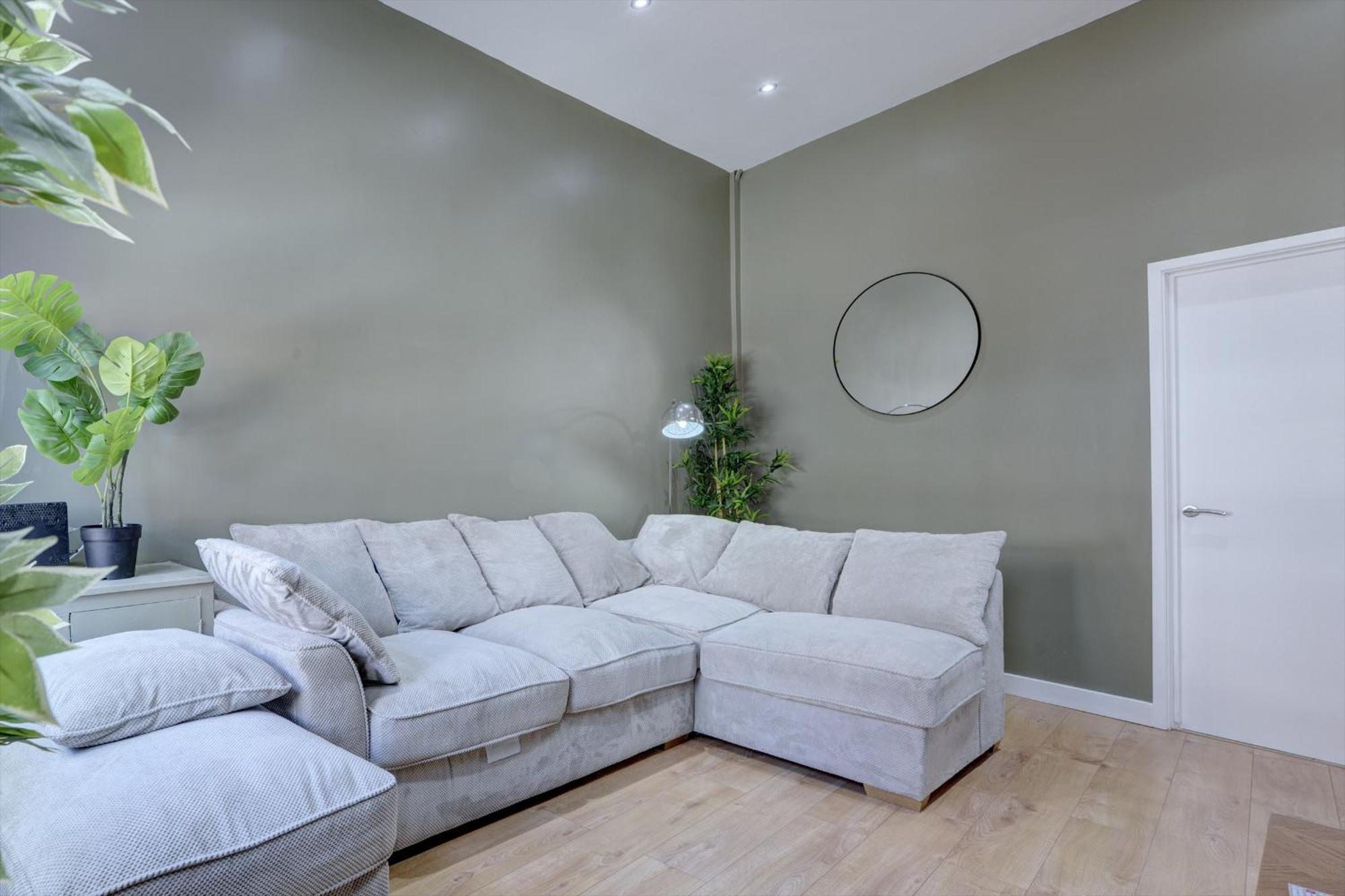 4 Bedrooms Homely House With Garden- Sleeps 9 Comfortably With 6 Comfortable Beds, Free Street Parking, Business Travellers, Contractors, & Holiday-Goers, Coventry, Near All Major Transport Links In Coventry And Motorway Exterior foto
