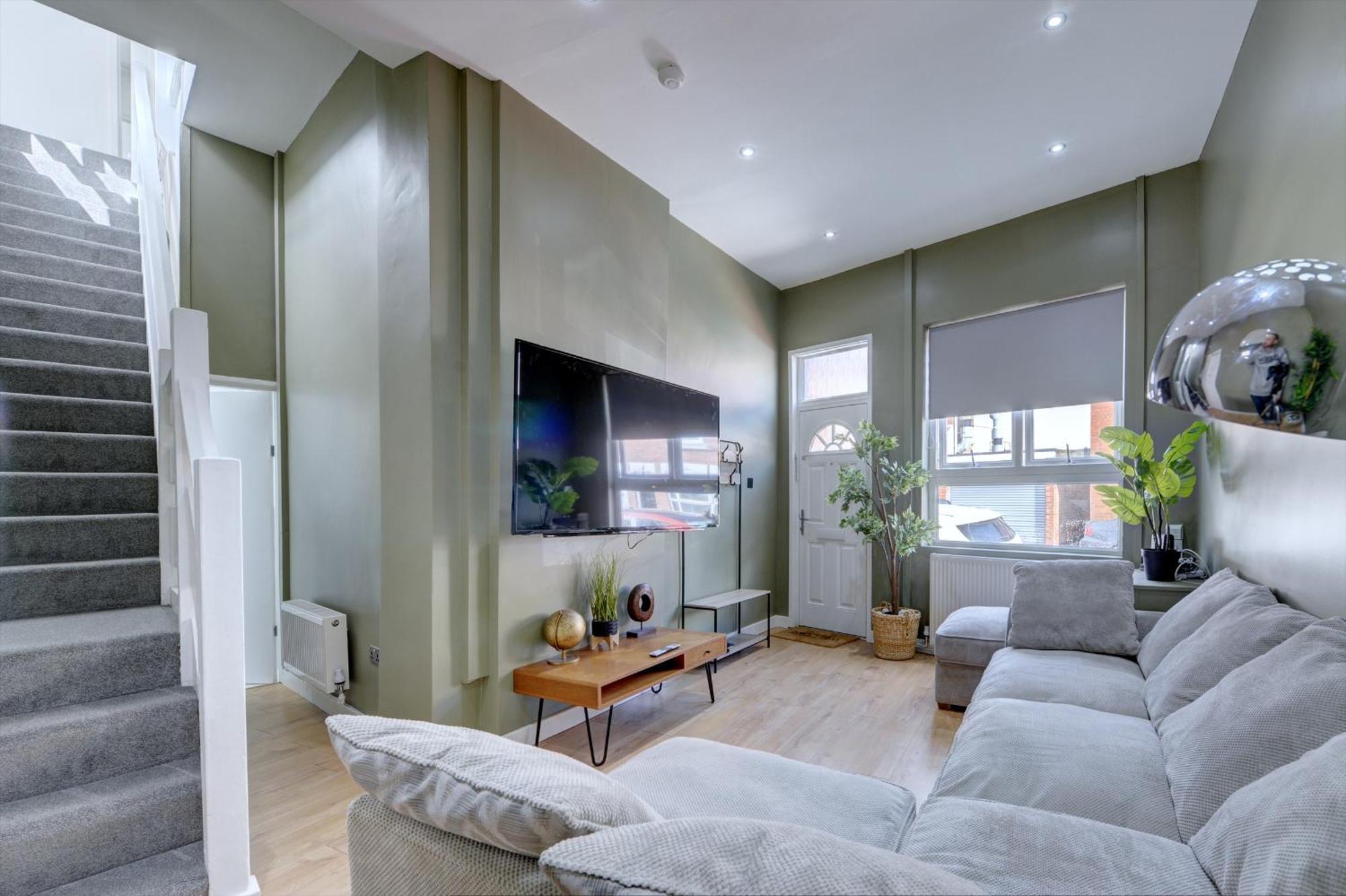 4 Bedrooms Homely House With Garden- Sleeps 9 Comfortably With 6 Comfortable Beds, Free Street Parking, Business Travellers, Contractors, & Holiday-Goers, Coventry, Near All Major Transport Links In Coventry And Motorway Exterior foto