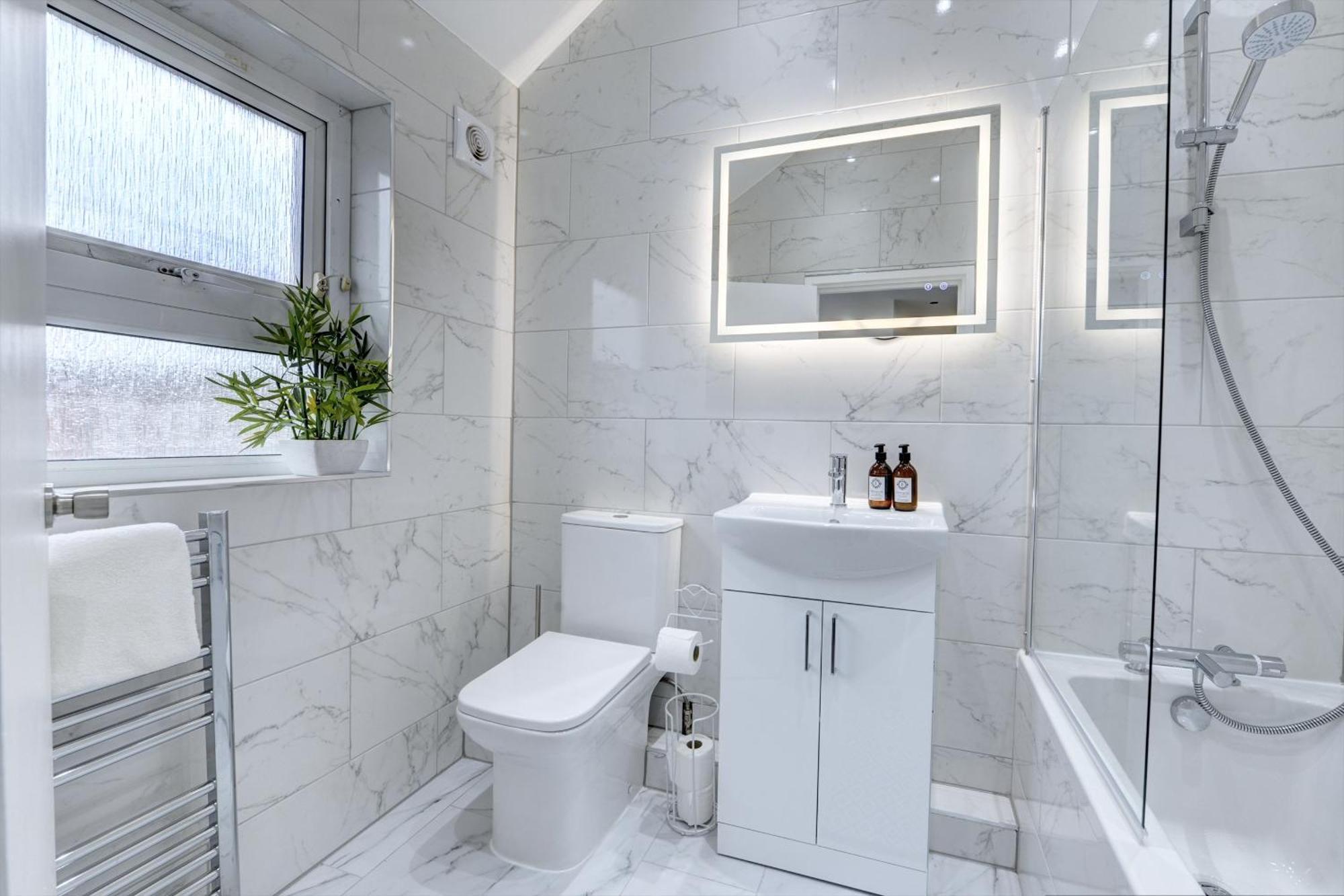 4 Bedrooms Homely House With Garden- Sleeps 9 Comfortably With 6 Comfortable Beds, Free Street Parking, Business Travellers, Contractors, & Holiday-Goers, Coventry, Near All Major Transport Links In Coventry And Motorway Exterior foto