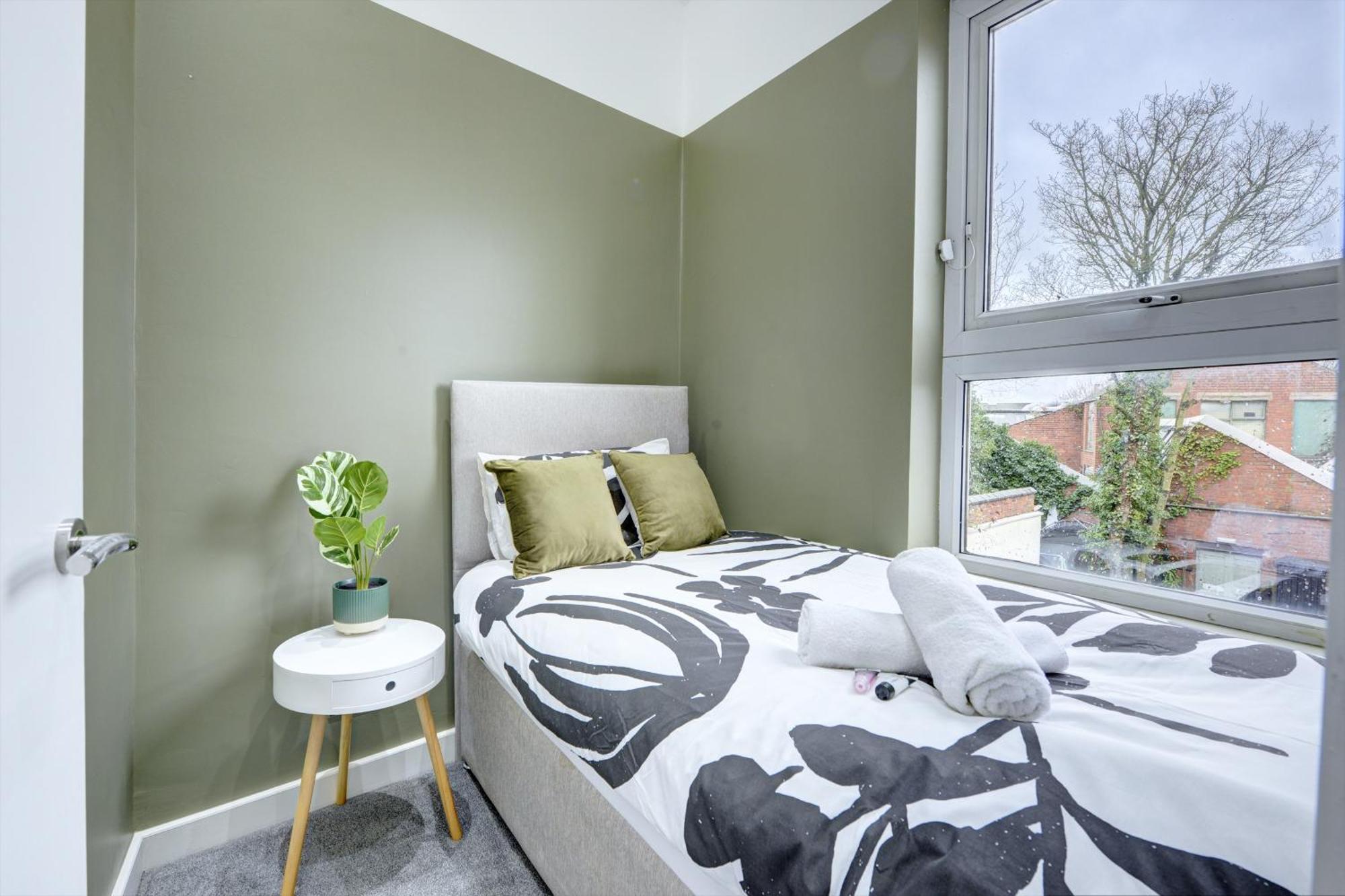 4 Bedrooms Homely House With Garden- Sleeps 9 Comfortably With 6 Comfortable Beds, Free Street Parking, Business Travellers, Contractors, & Holiday-Goers, Coventry, Near All Major Transport Links In Coventry And Motorway Exterior foto