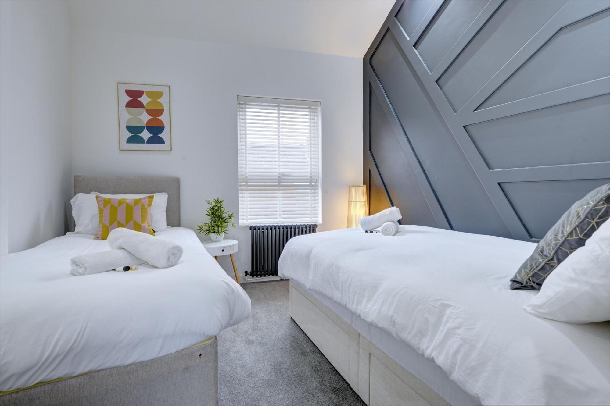 4 Bedrooms Homely House With Garden- Sleeps 9 Comfortably With 6 Comfortable Beds, Free Street Parking, Business Travellers, Contractors, & Holiday-Goers, Coventry, Near All Major Transport Links In Coventry And Motorway Exterior foto