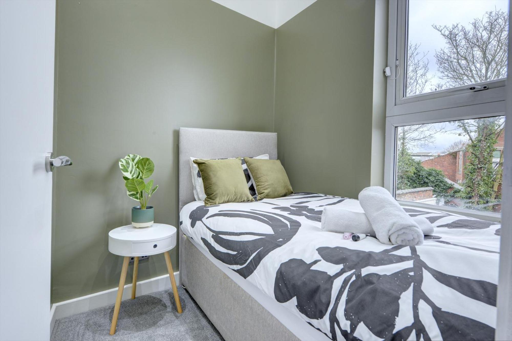 4 Bedrooms Homely House With Garden- Sleeps 9 Comfortably With 6 Comfortable Beds, Free Street Parking, Business Travellers, Contractors, & Holiday-Goers, Coventry, Near All Major Transport Links In Coventry And Motorway Exterior foto